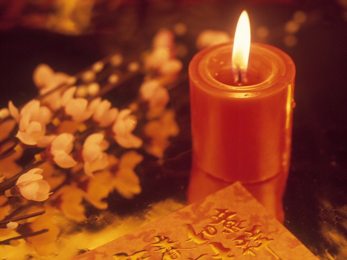 Горящие свечи