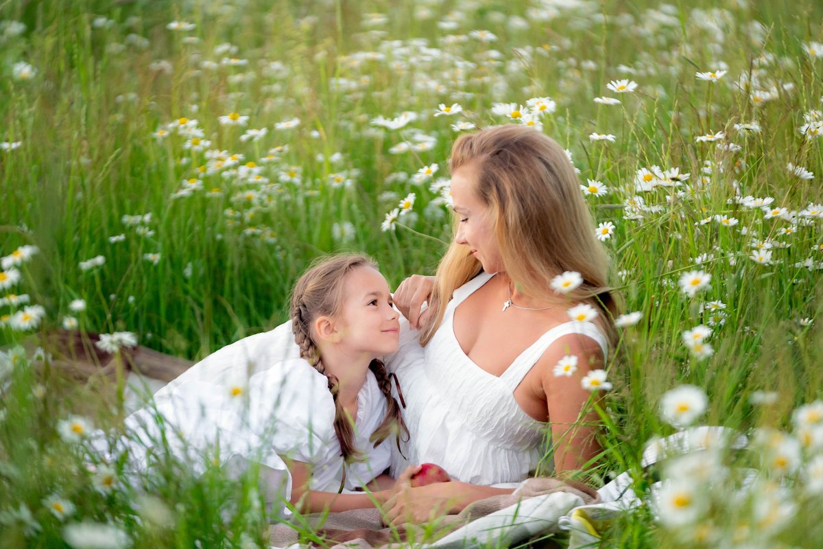 Дети в ромашковом поле