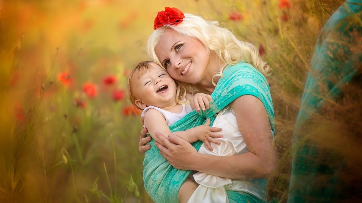 Красивая мама с ребенком
