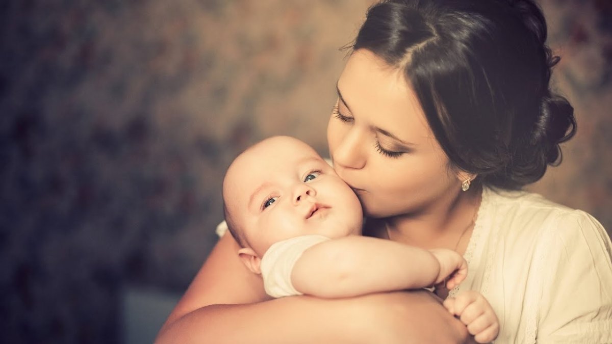 Мама с малышкой на руках