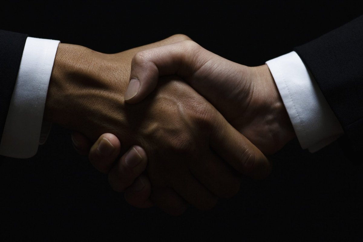 Рукопожатие на темном фоне