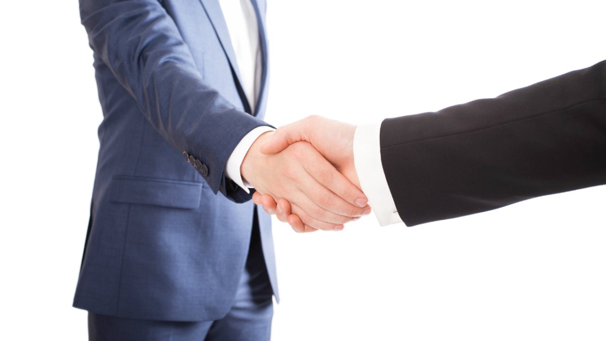 Деловые люди на белом фоне рукопожатие