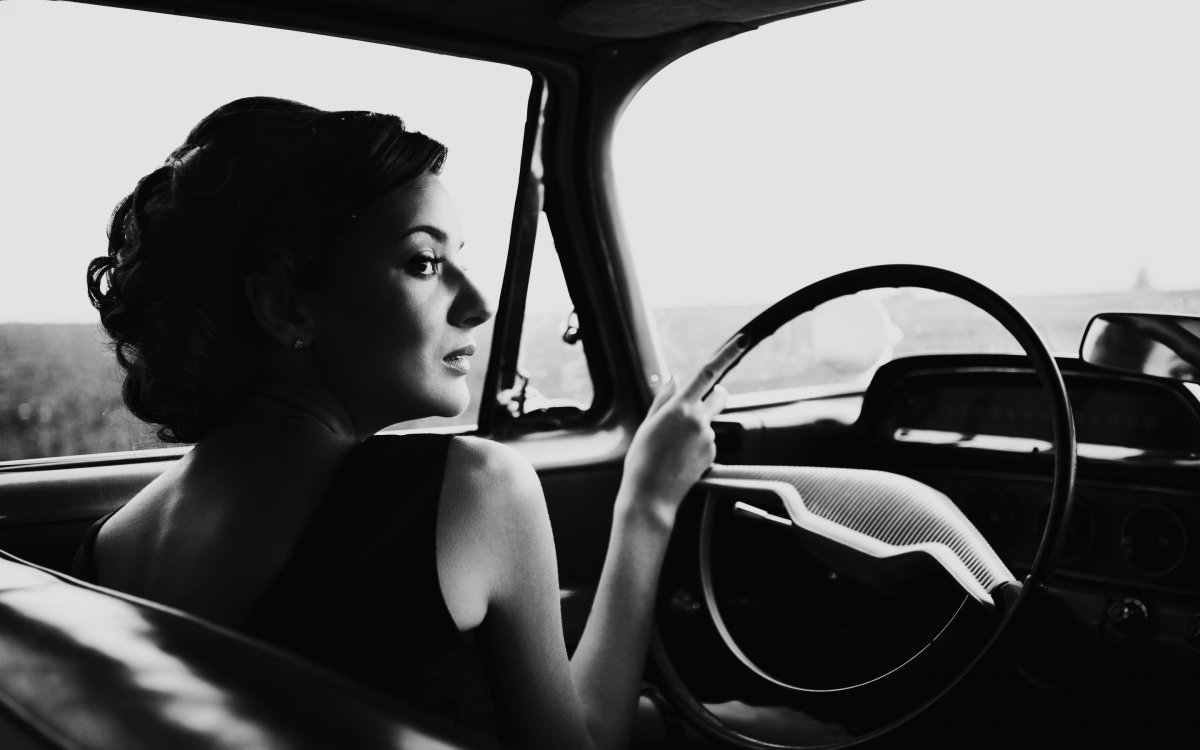 Девушка в машине