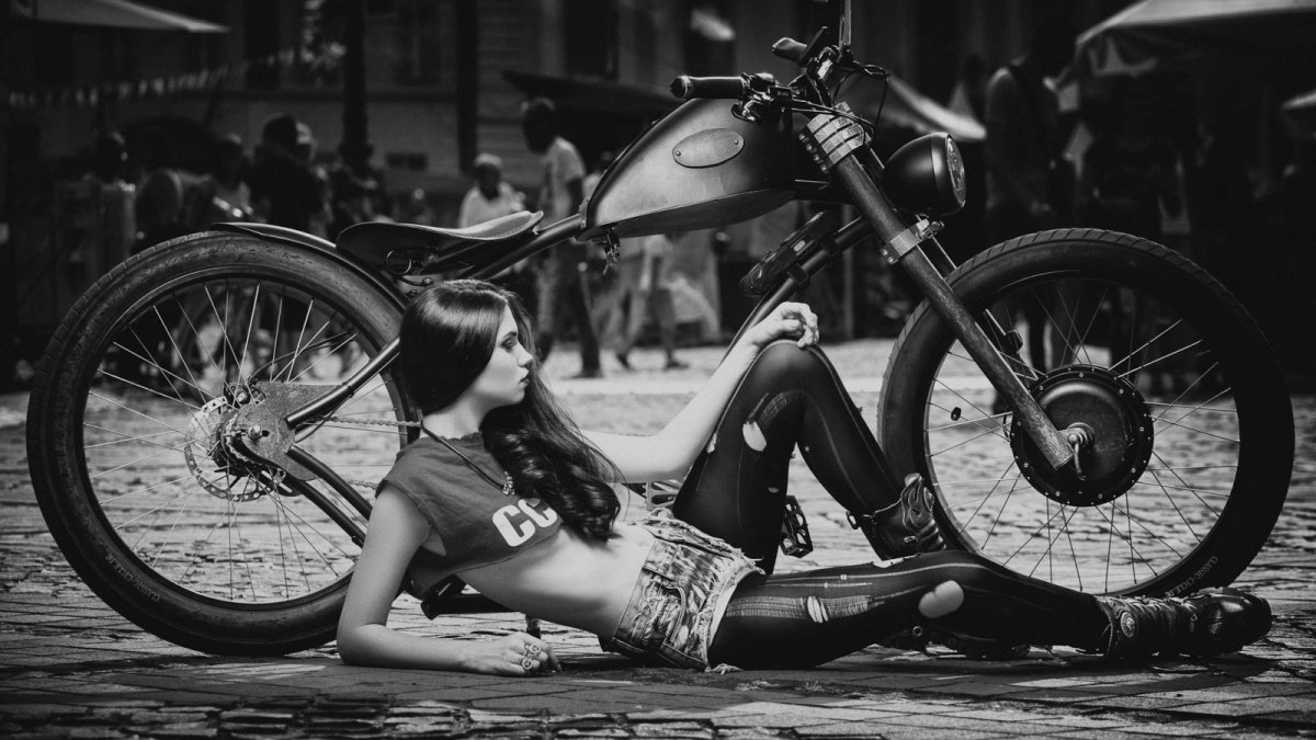 Девушки на ретро мотоциклах
