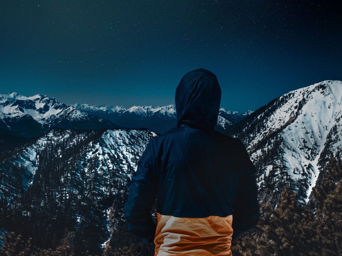 Парень в горах со спины