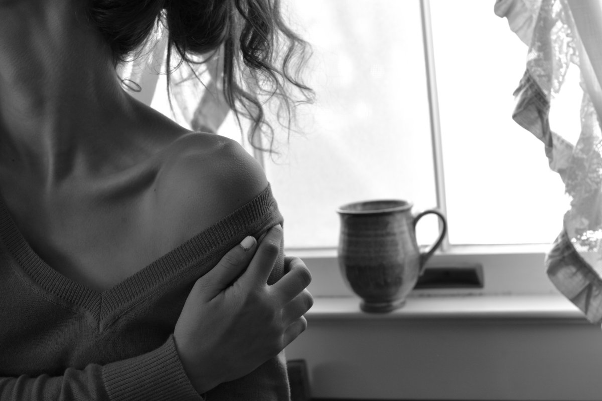 Девушка с кружкой у окна