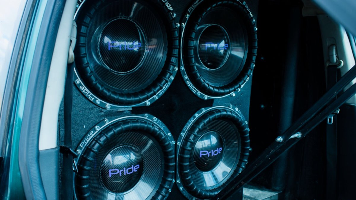 Девушка и сабвуфер