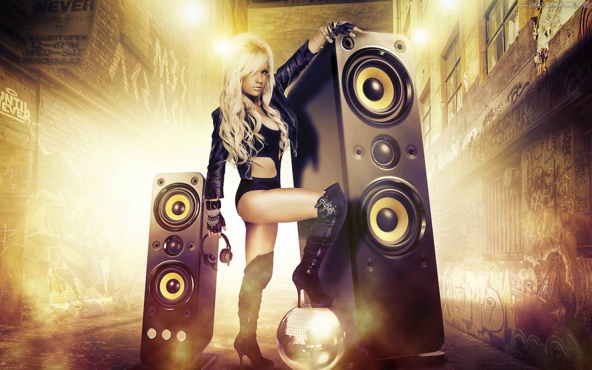 Девушка с колонкой