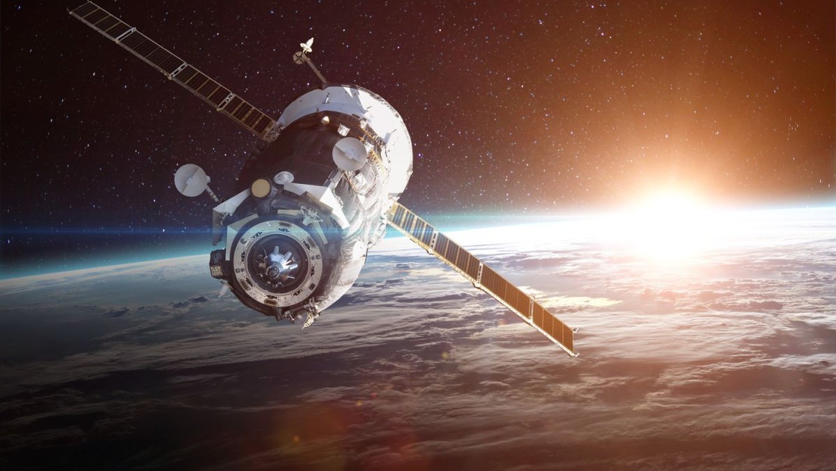 Спутник в космосе