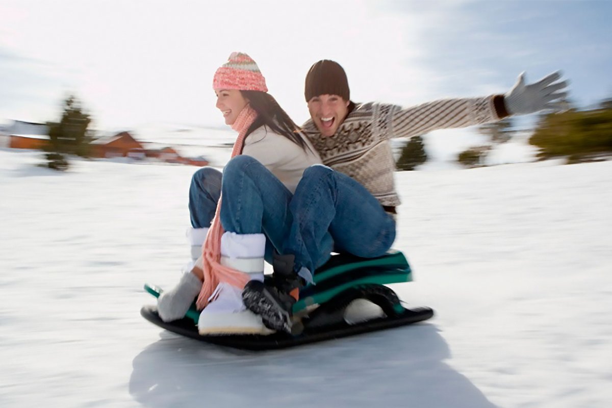 Взрослые катаются на санках