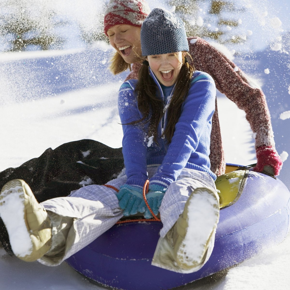 Девочка катается на санках