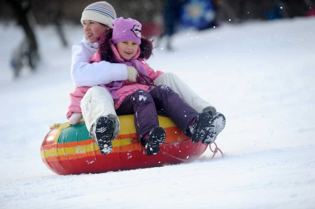 Девочка на санках