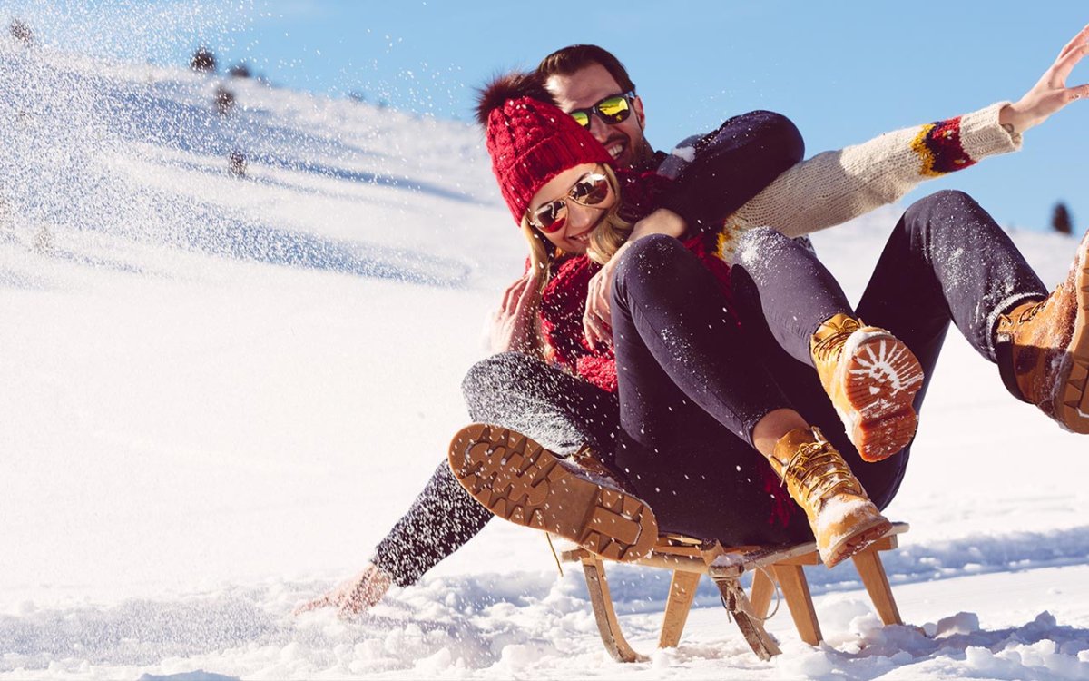 Мальчик на ватрушке