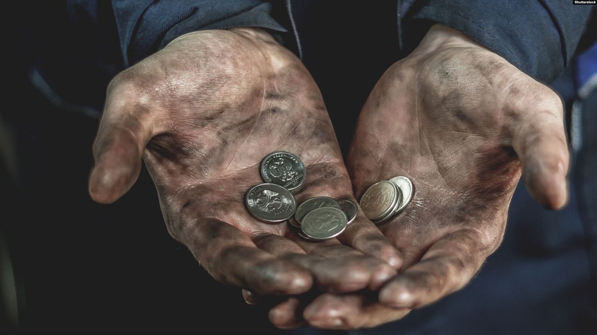 Руки протягивают хлеб