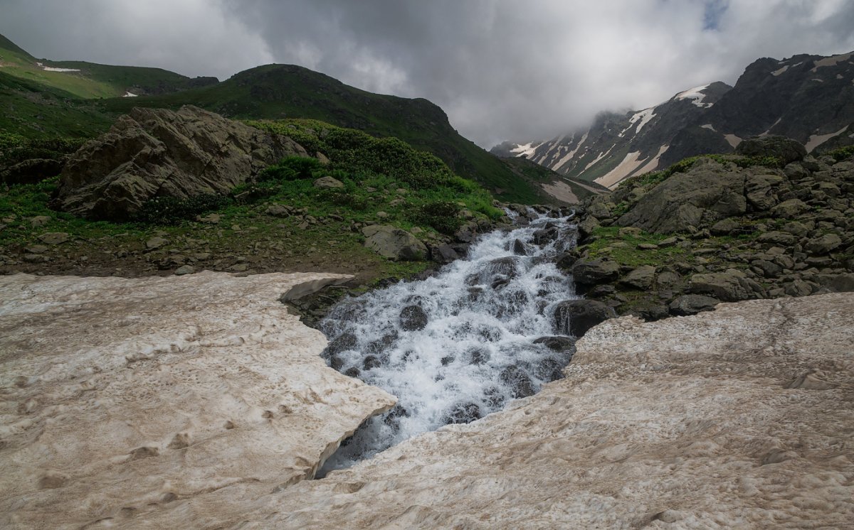 Исток горной реки фото