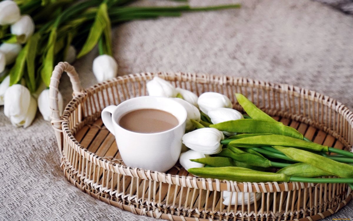 Чашка кофе и цветы