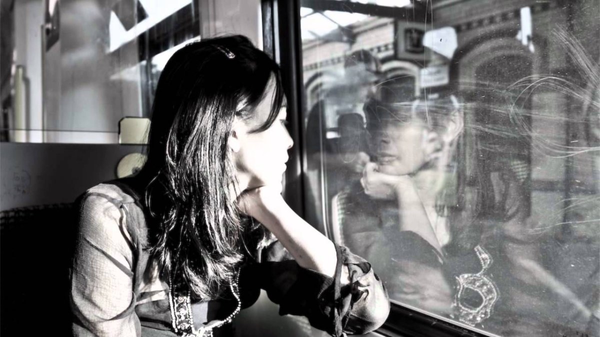 Задумчивая девушка в вагоне