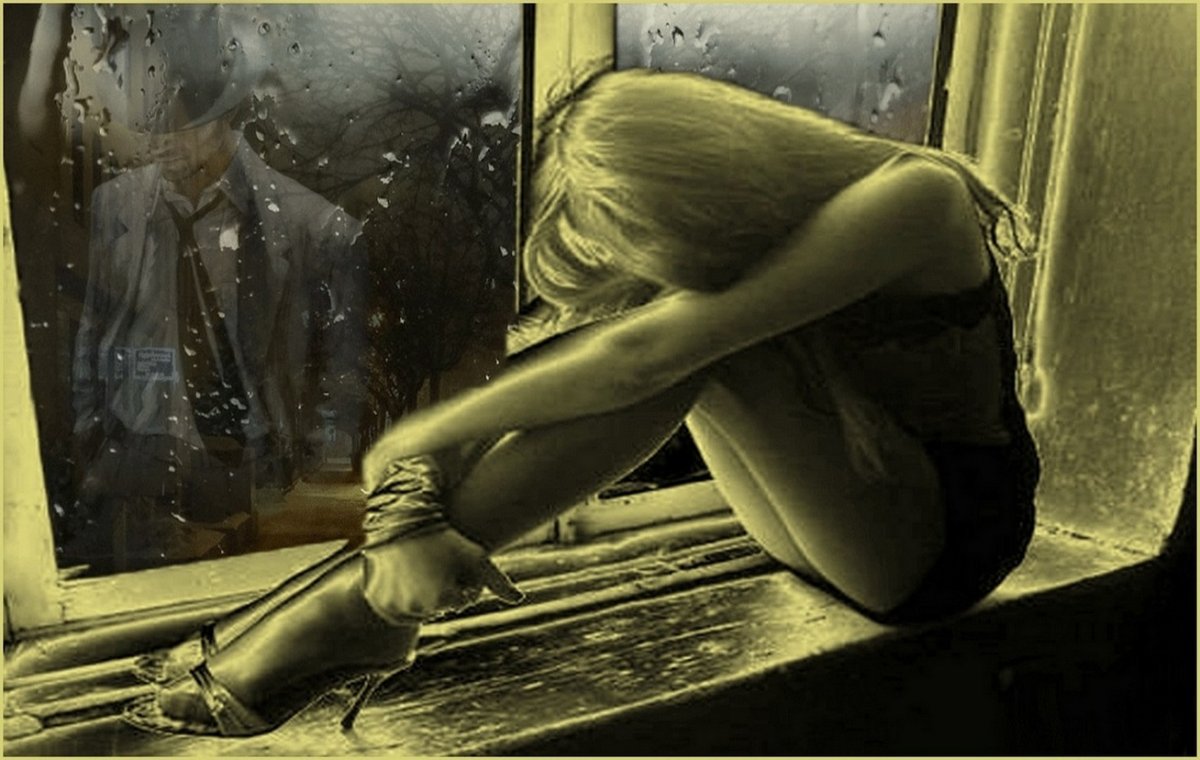 Девушка плачет у окна