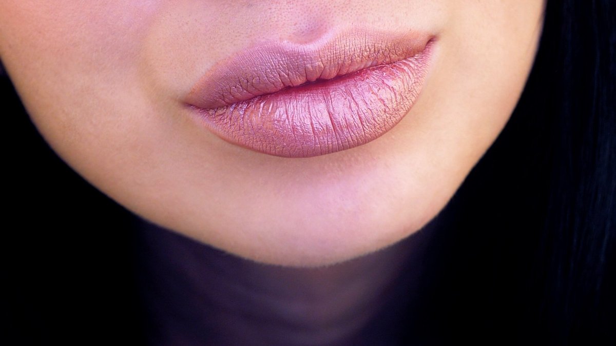 Красивые женские губы нижние