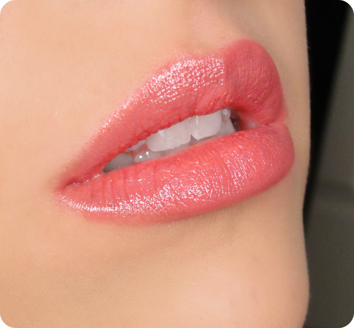 Розово бежевая помада