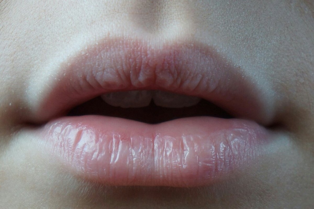 Пухлые губы с блеском