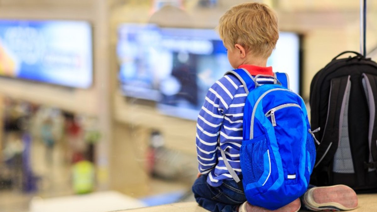 Мальчик с сумкой