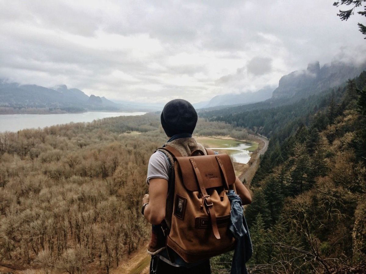 Парень путешествует