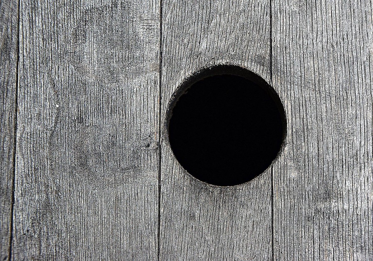 Фон дыра в деревянной стене