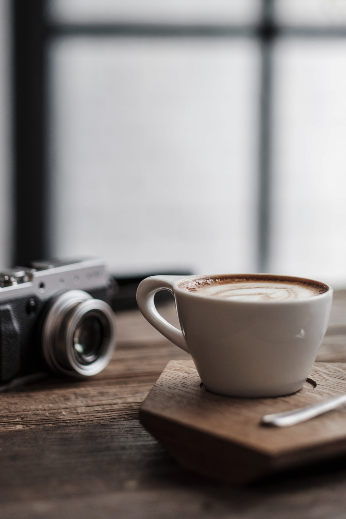 Чашка кофе на столе