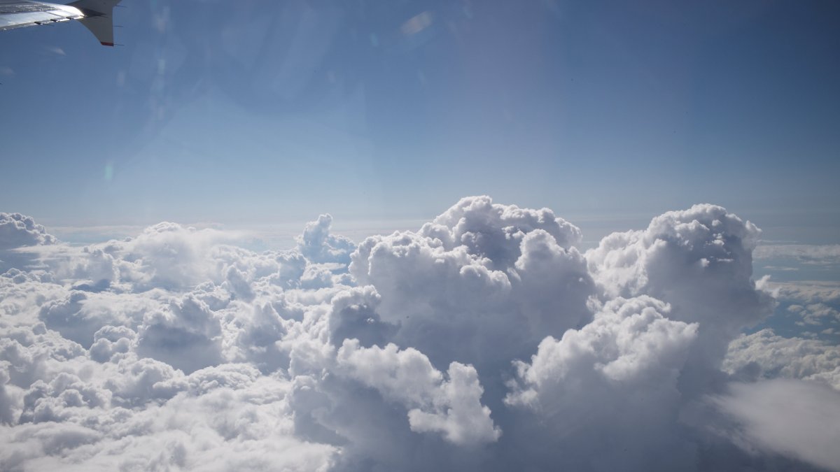 Небо с белыми облаками