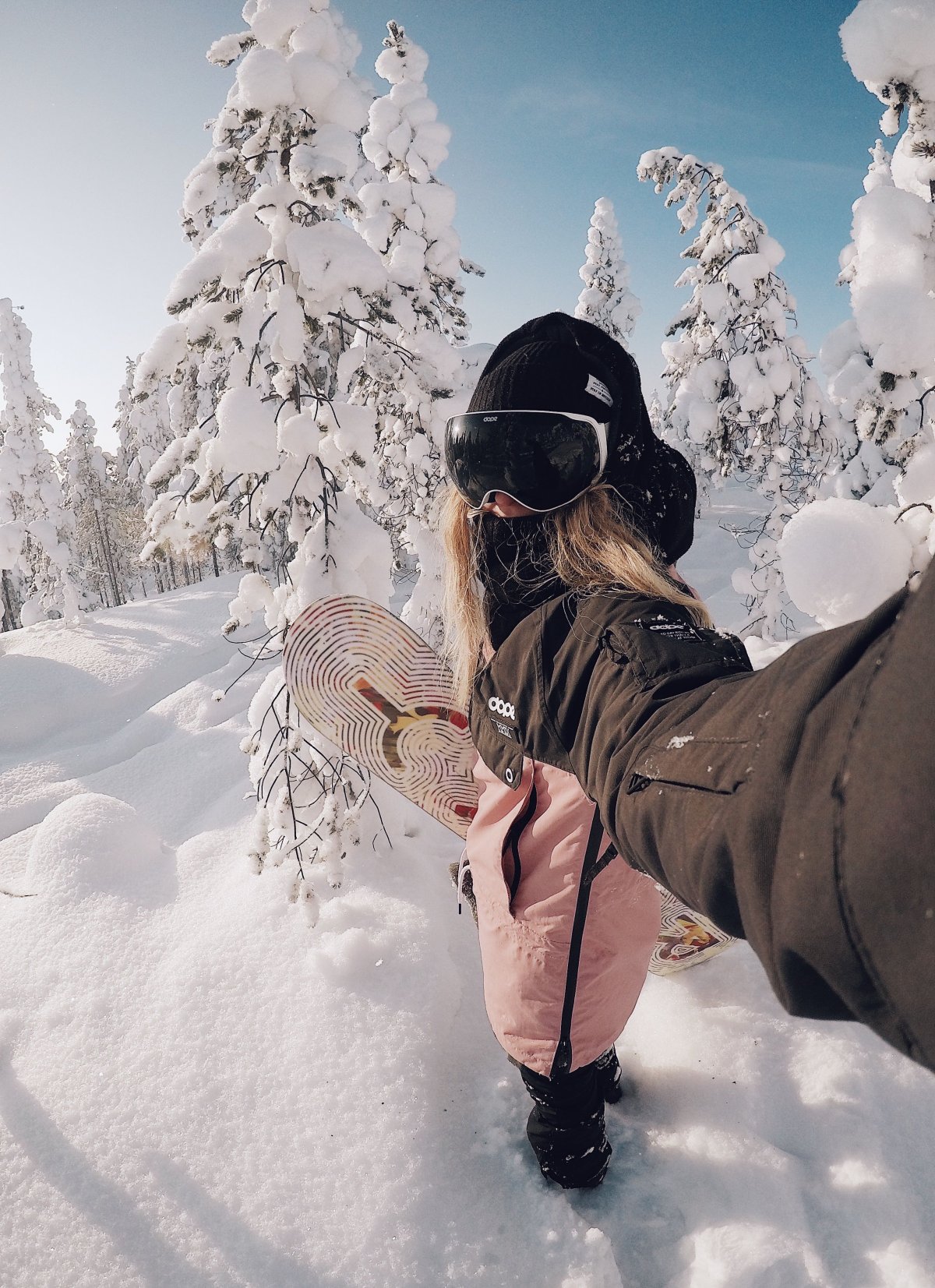 Девушка в горах зимой