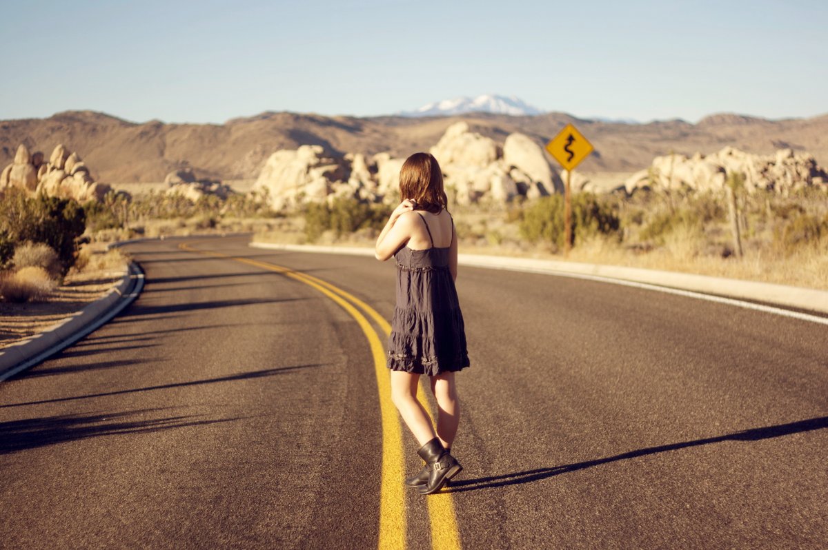 Девушка идет по дороге