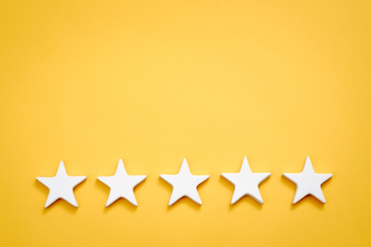 Желтая звезда на белом фоне