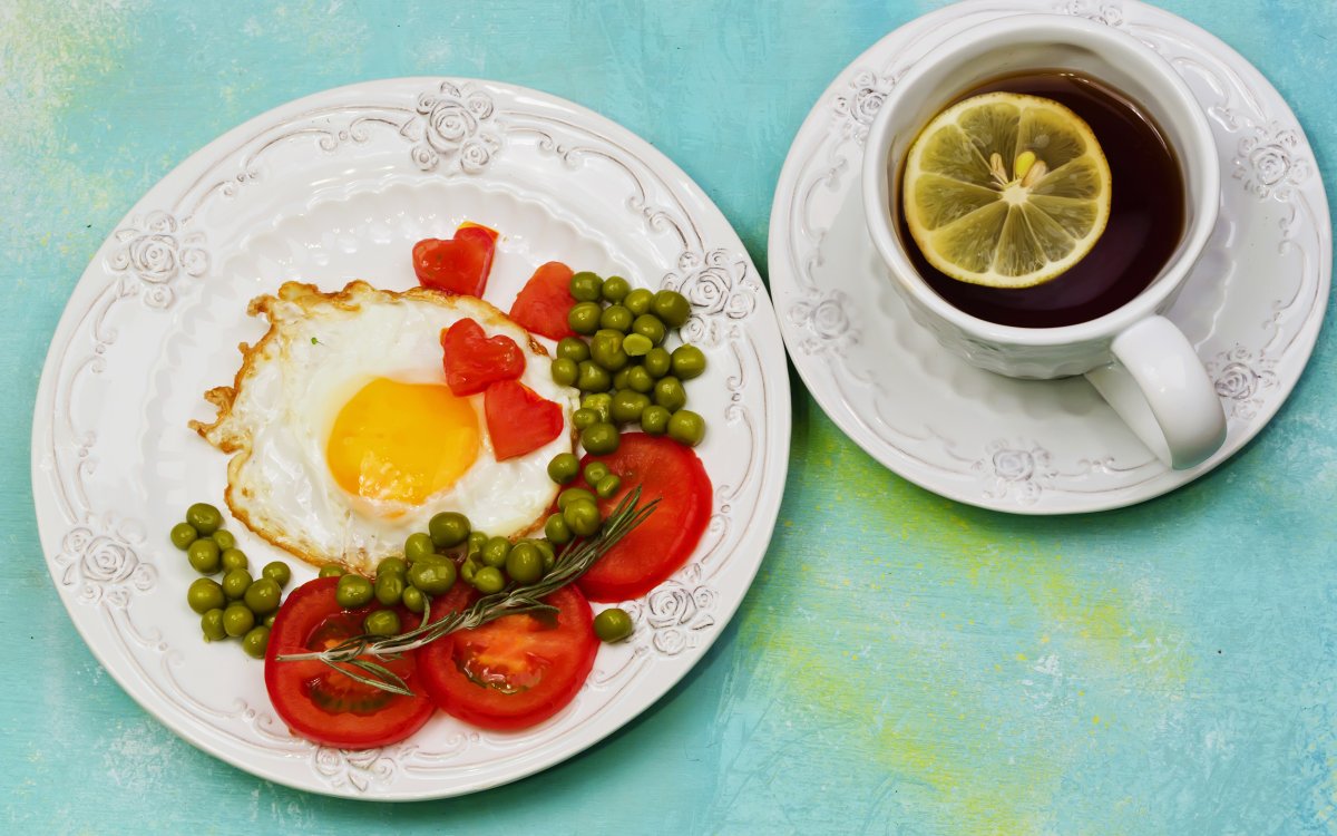 Сервировка завтрака омлет