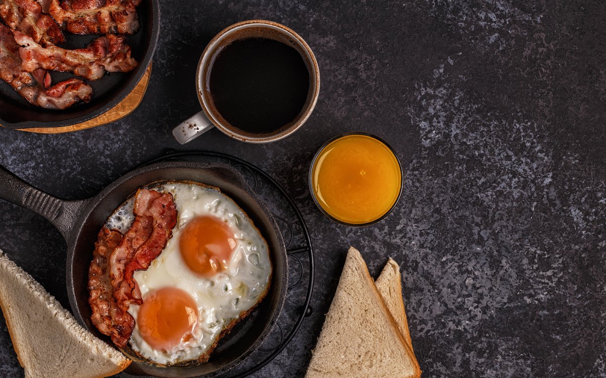Яичница с беконом и апельсиновым соком