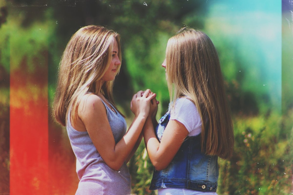 Две девочки подруги