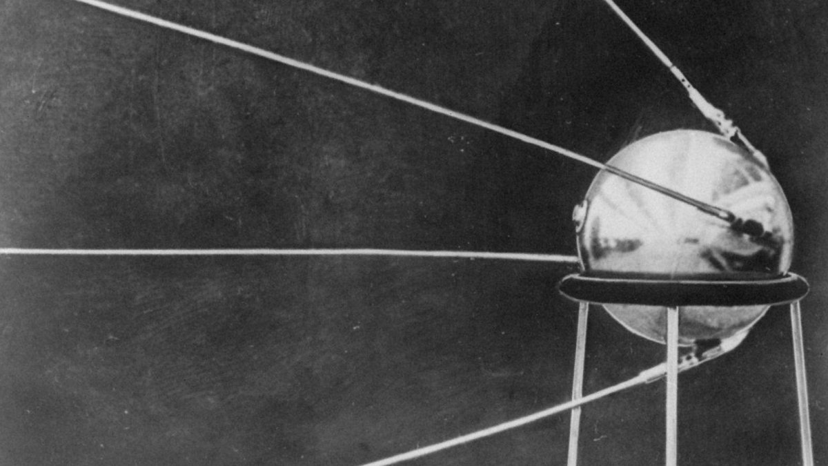 Первый Спутник земли запущенный 4 октября 1957 картинка