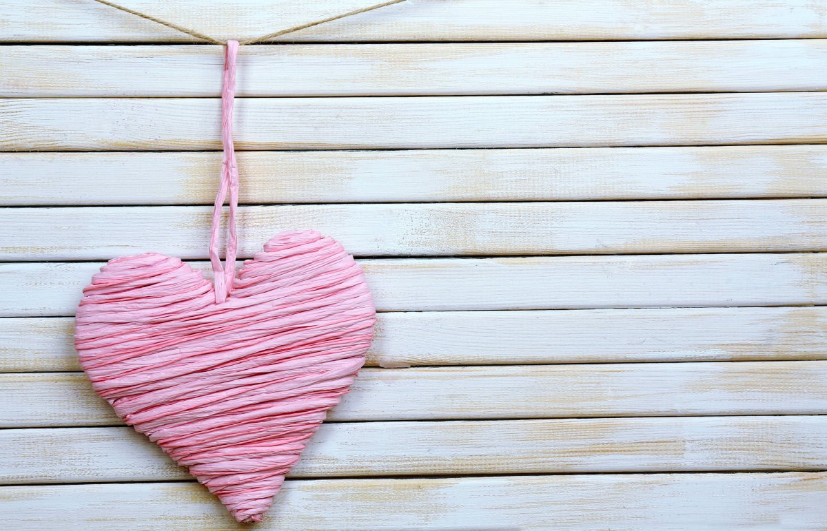 Сердце на деревянном фоне