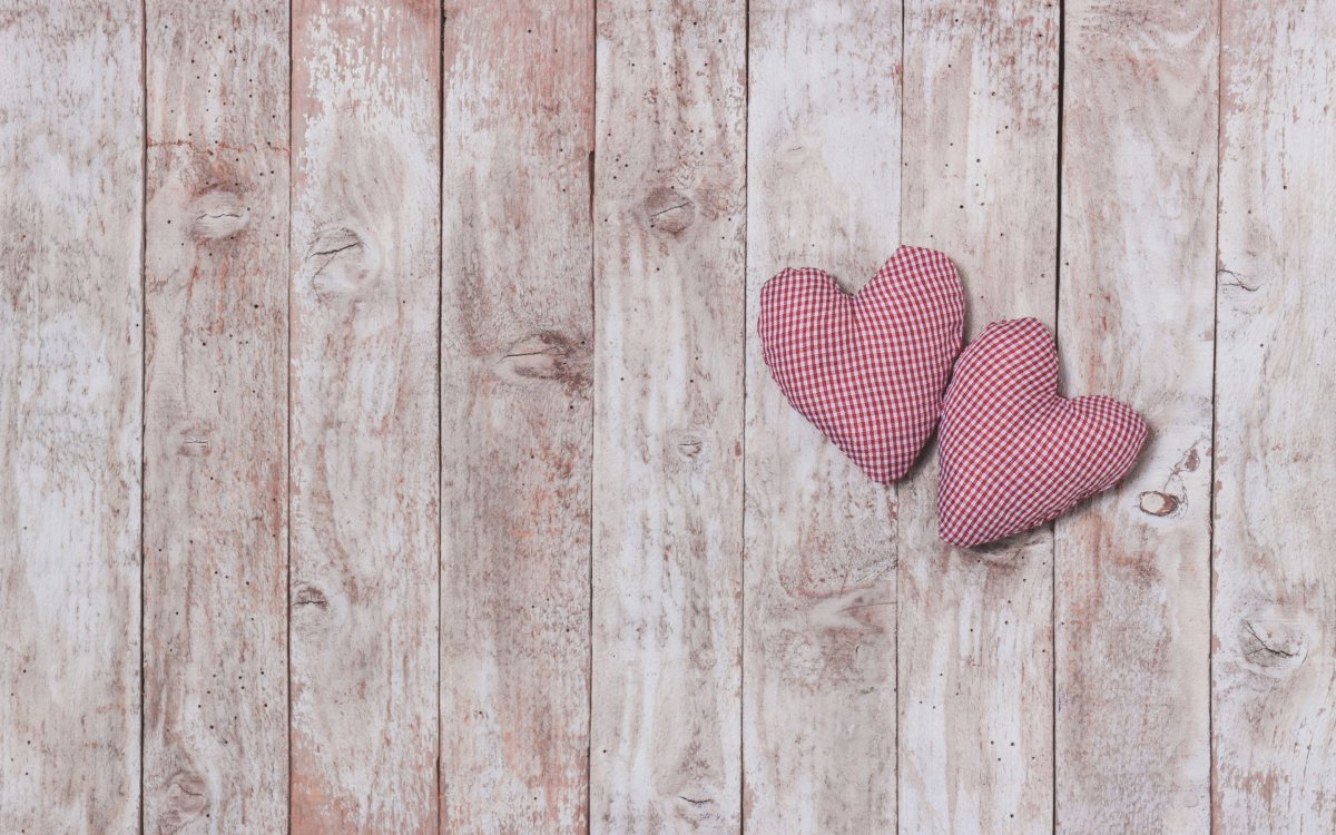 Сердце на деревянном фоне