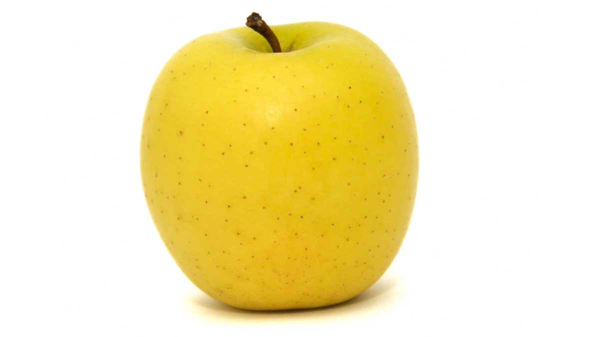 Яблоко Голден Делишес Узбекистан на белом фоне