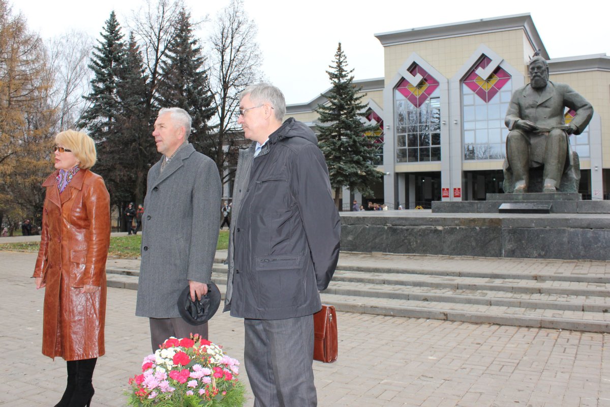 Памятник и я Яковлева Чебоксары
