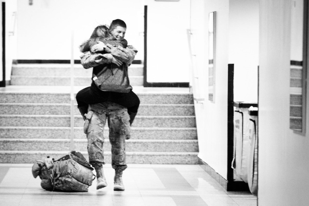 Встреча солдата из армии на вокзале