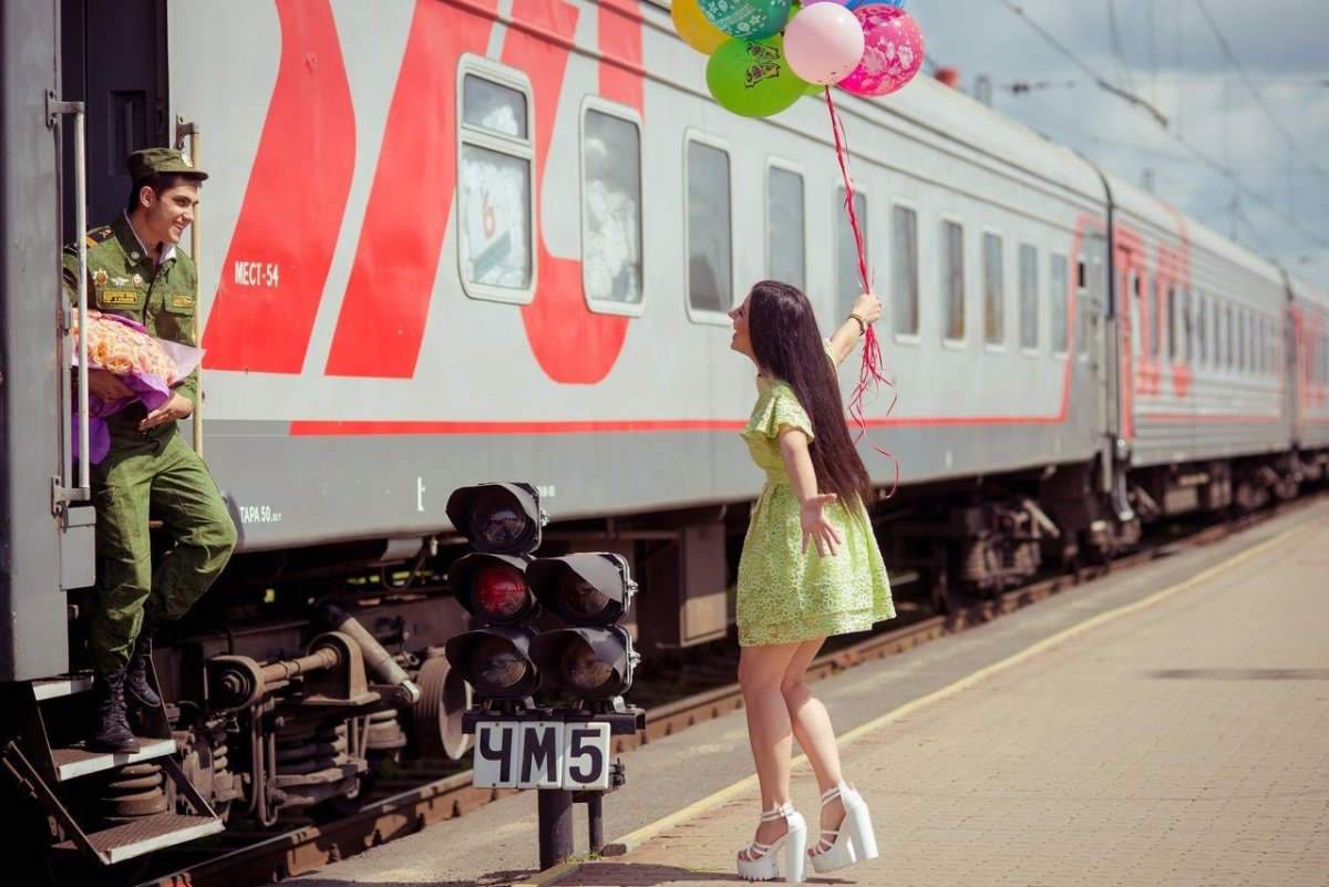 Девушка с солдатом без лица