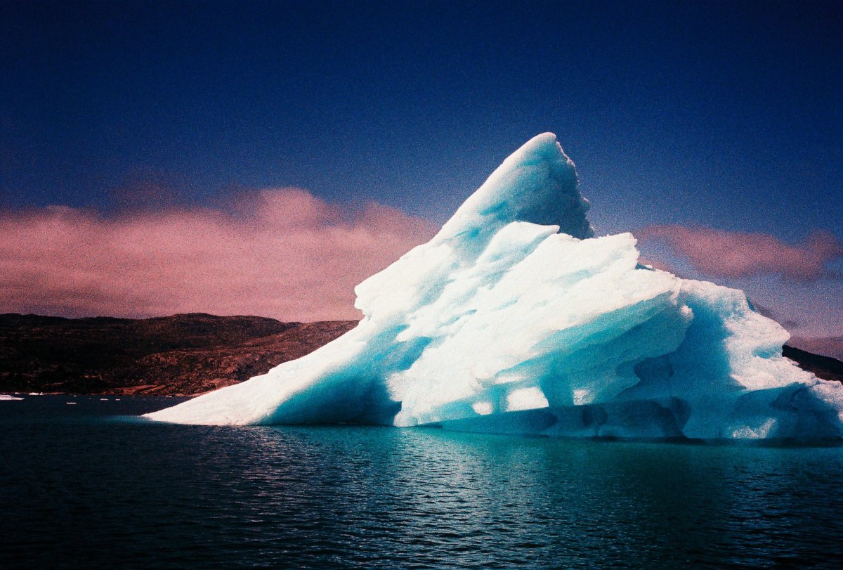 Айсберг ночью в океане