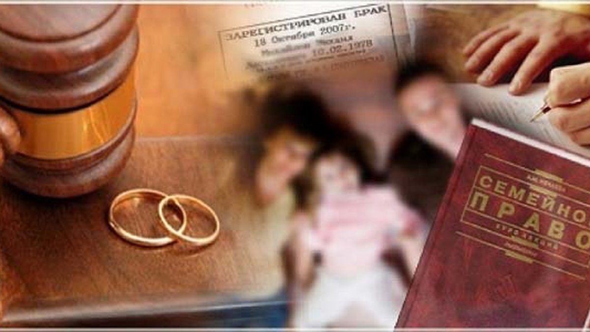 Девушка с ребёнком на руках без лица