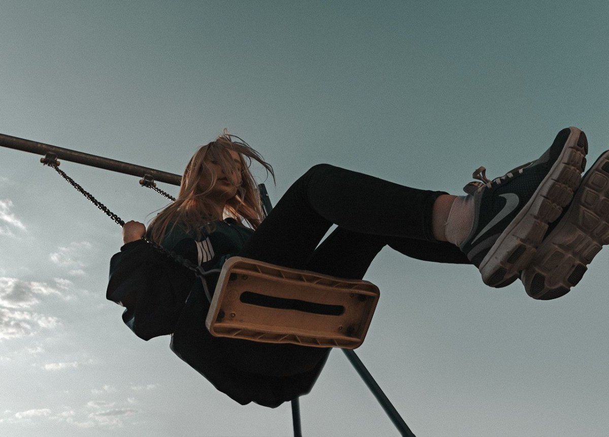 Девушка на качелях Эстетика