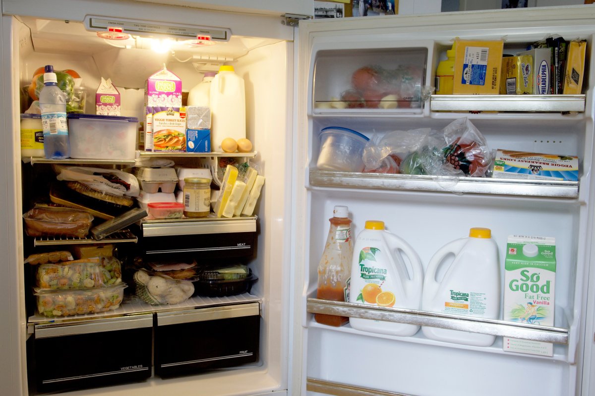 Полный холодильник продуктов