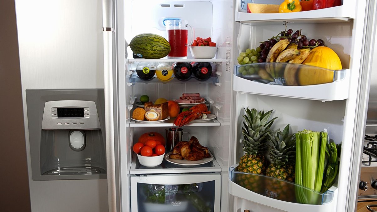 Холодильник открытый и закрытый