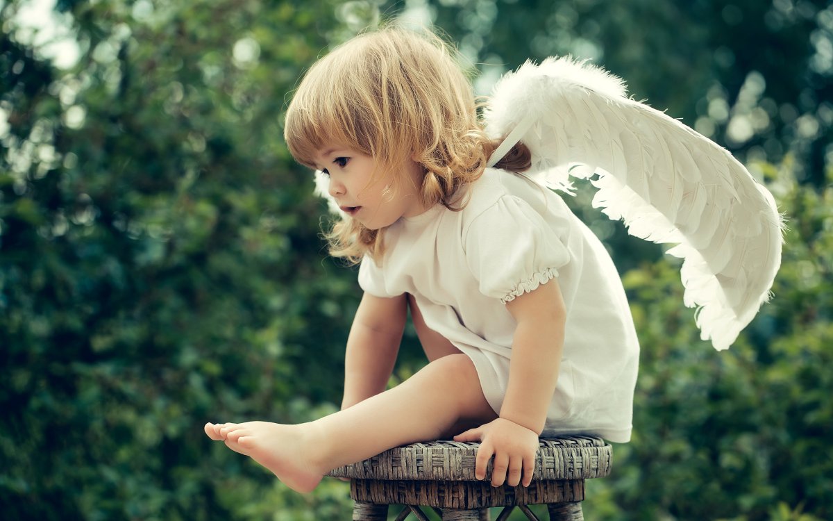 Ребенок с крыльями