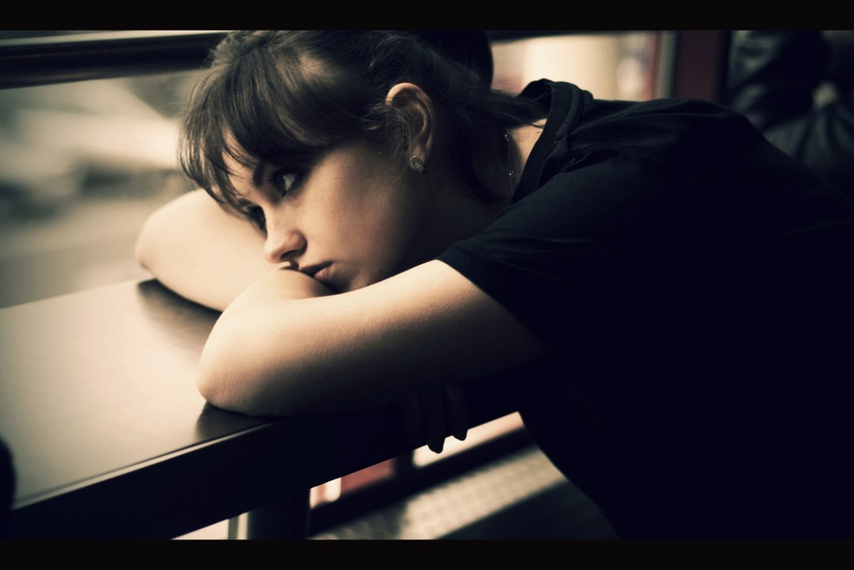 Девушка скучает